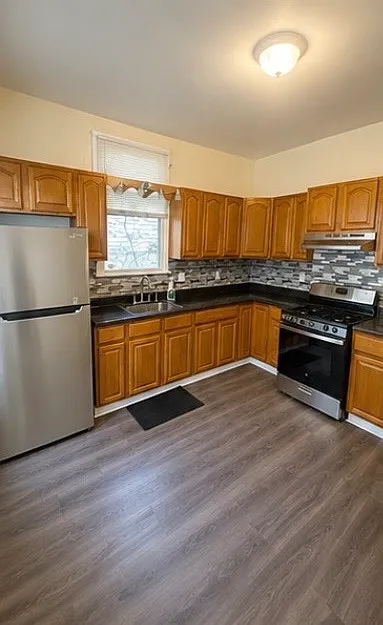 3 bed, $2,050 — Photo 2