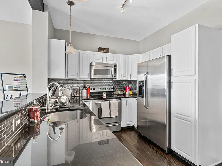 715 Brown St #B — Photo 9