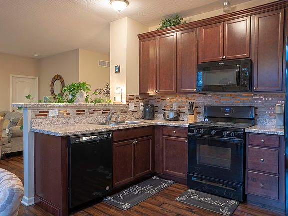 3rd image of 127 Broadstone Cir W
