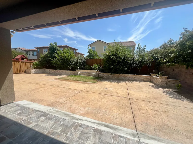 304 E Angelina Ave — Photo 37