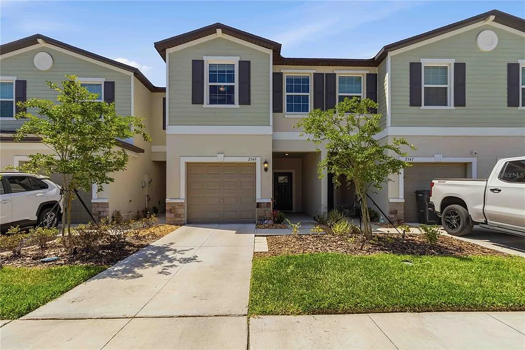 3 bed, 2.5 bath, 1690 sqft, $2,095 — Photo 2
