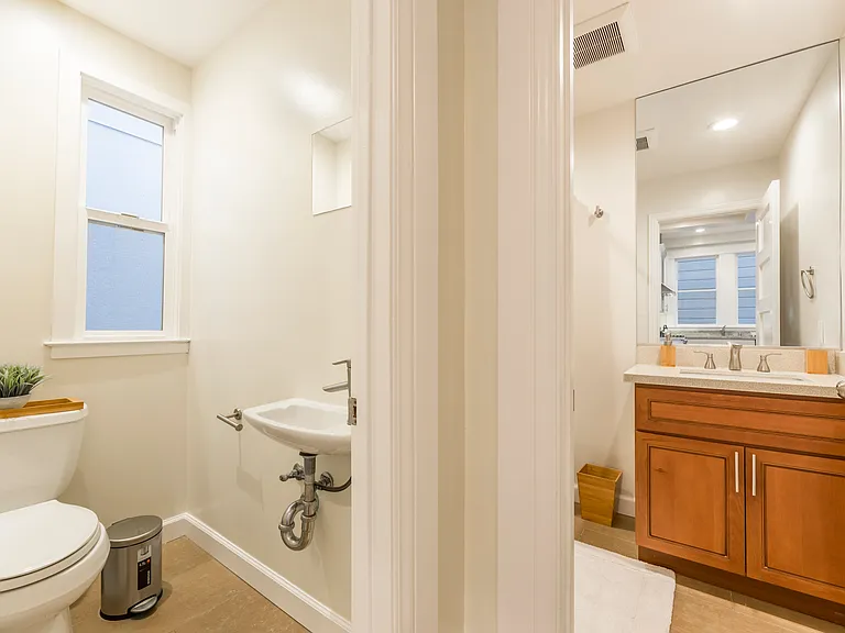 259 S Van Ness Ave — Photo 16