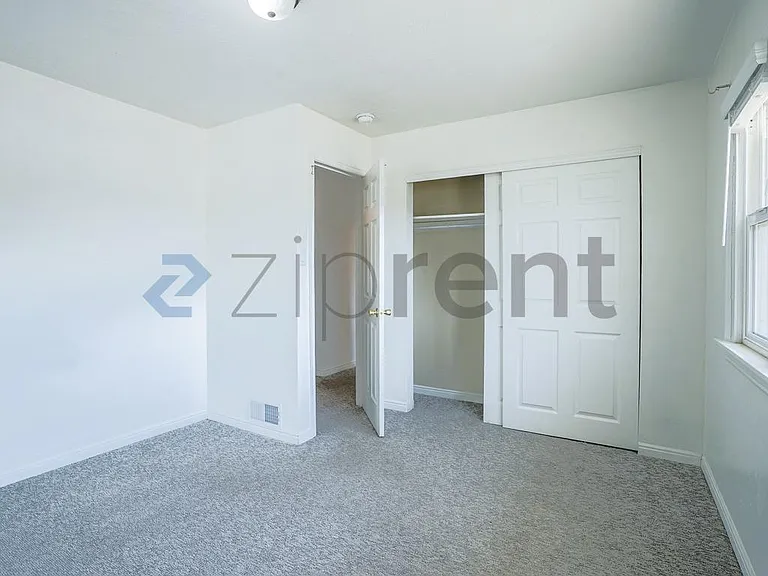 696 N Center St — Photo 17