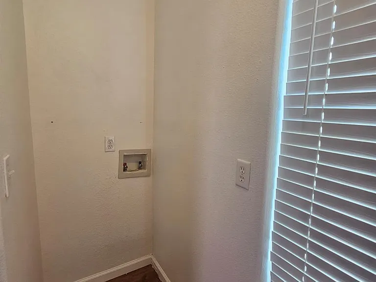 606 Trinity St — Photo 18