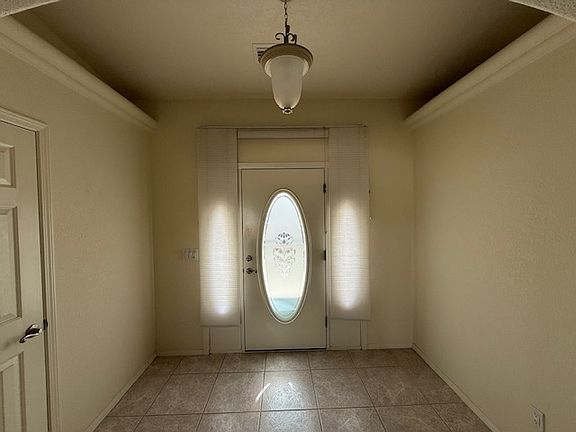 Foyer-front entryway w/ coat closet