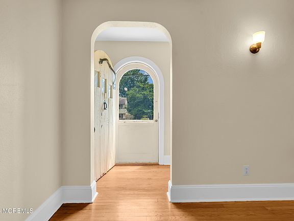 4th image of 180 Tinton Avenue