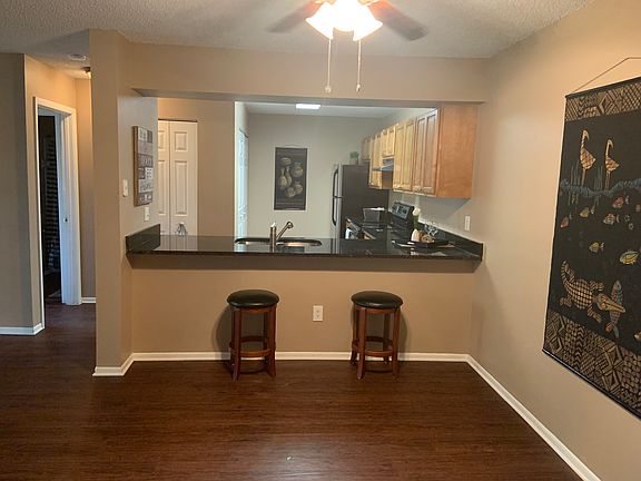 Dining area w/kitchen 