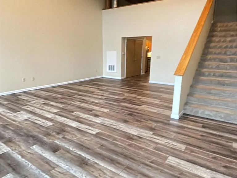 Victoria Riverside Townhouse Lofts — Photo 59
