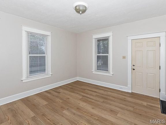 4th image of 422 S Aurora St