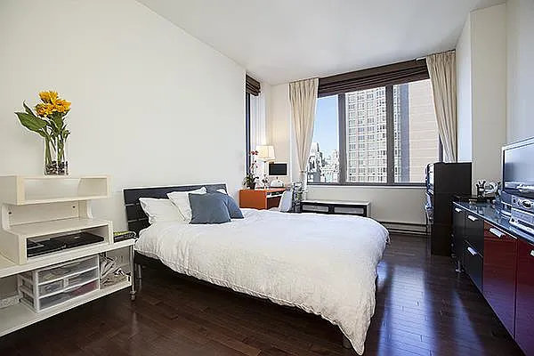 Sold by R New York | media 4