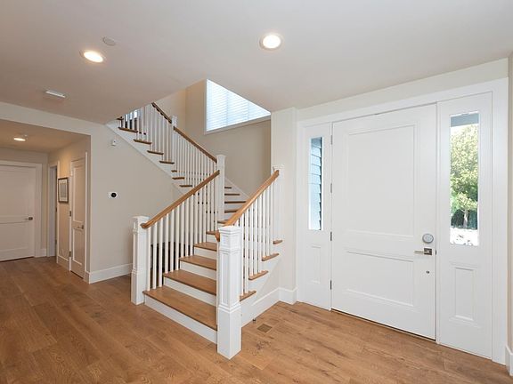 3rd image of 328 W. Oakwood Blvd