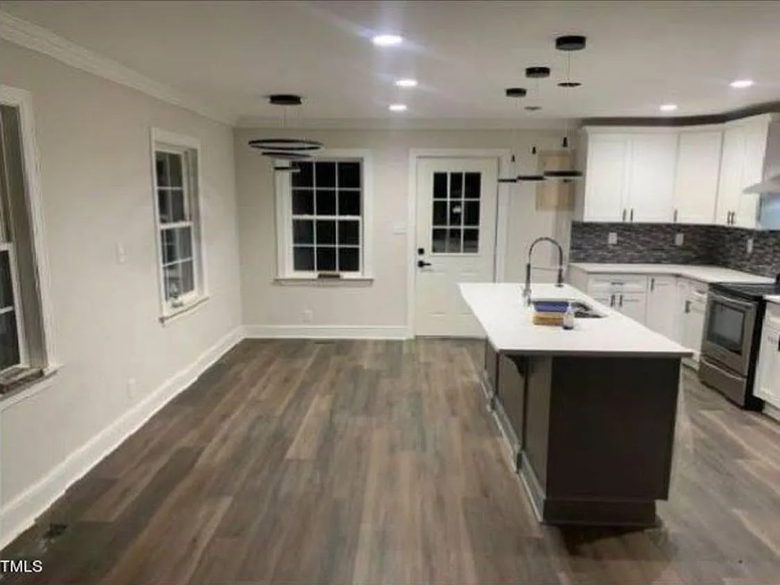 1501 Avondale Dr — Photo 3