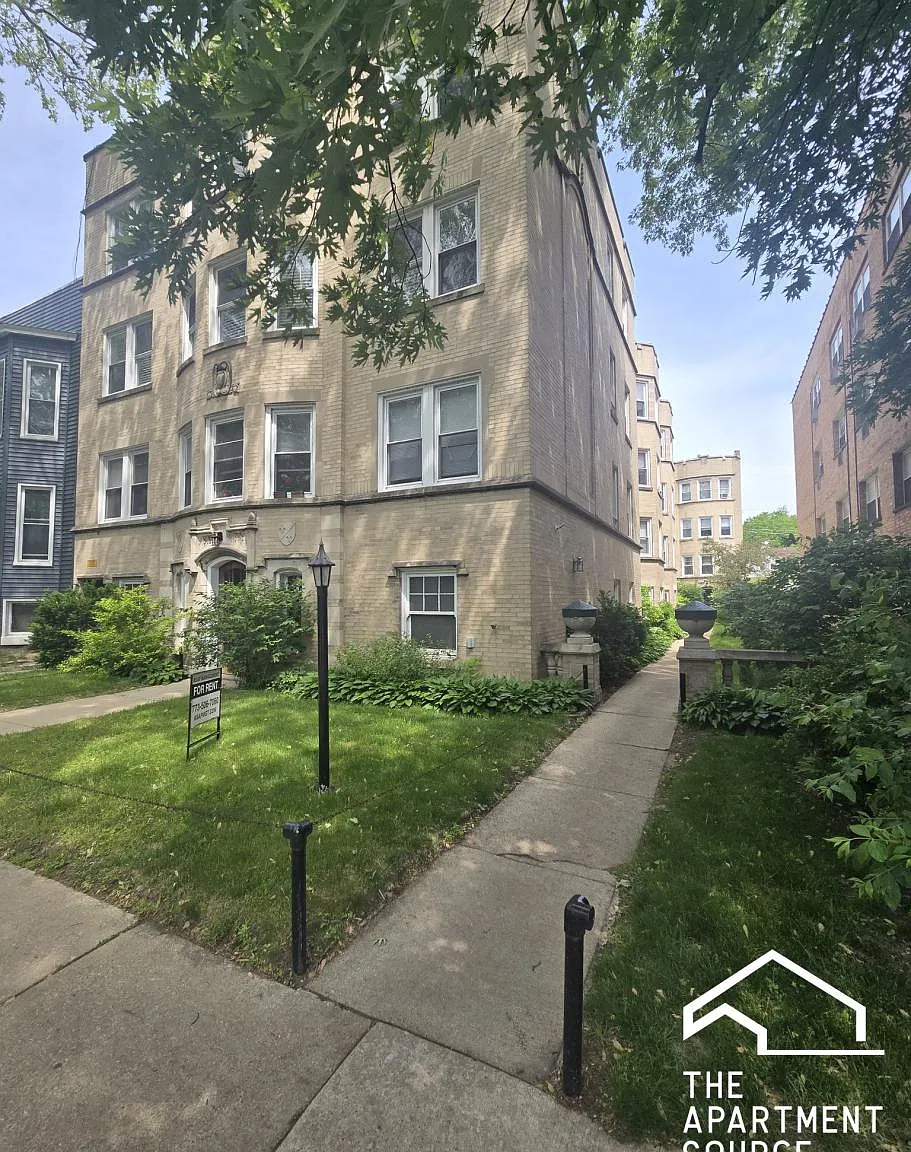 1934 West Estes Avenue #2E — Photo 1
