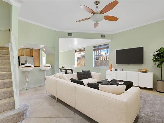 4th image of 920 Middle St #912