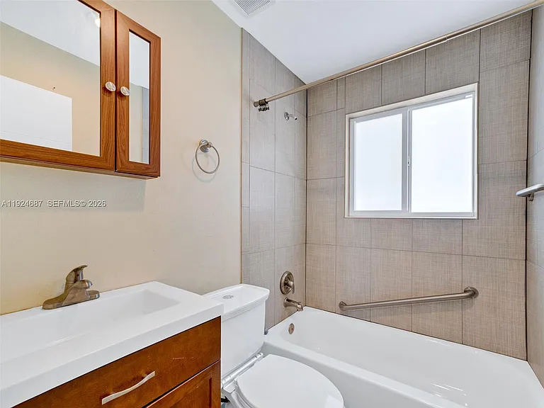 1520 NE 14th Ter — Photo 5