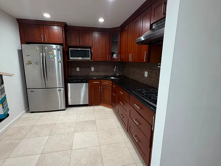 254 College Dr — Photo 3