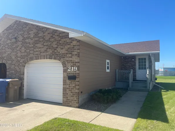 219 17th St SE, Watertown, SD 57201