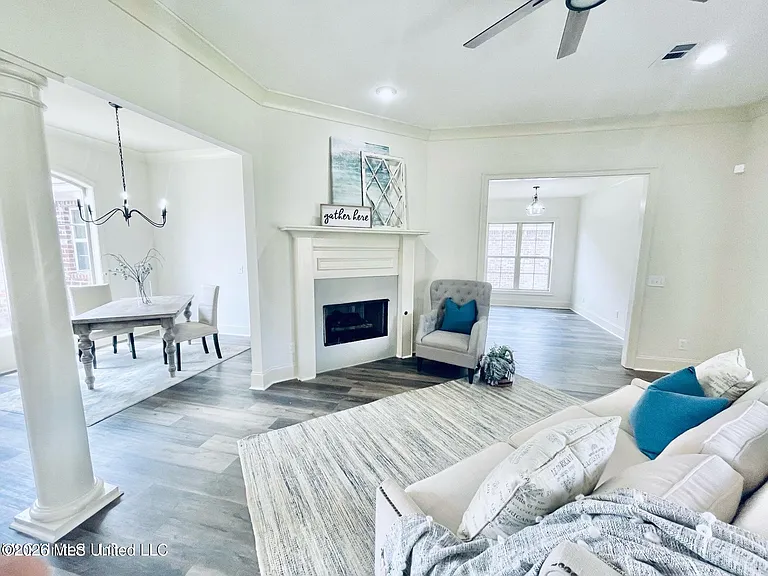 718 Chambord Dr — Photo 8