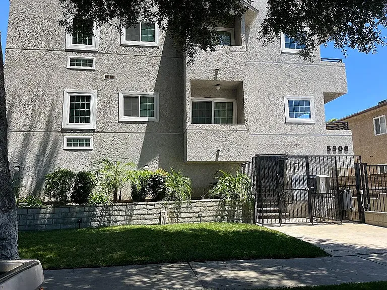 5908 Cedros Ave #6 — Photo 11