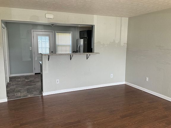 3rd image of 405B W Poos Dr