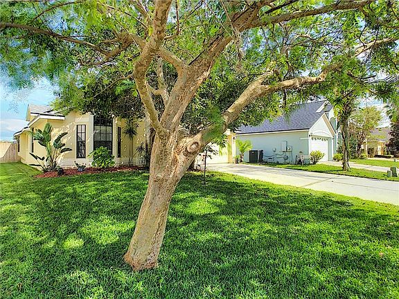 3rd image of 729 Hardwood Cir