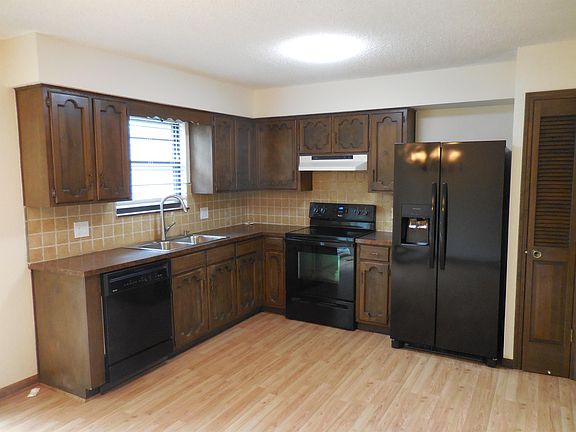 4th image of 1604 NW Amesbury Ct
