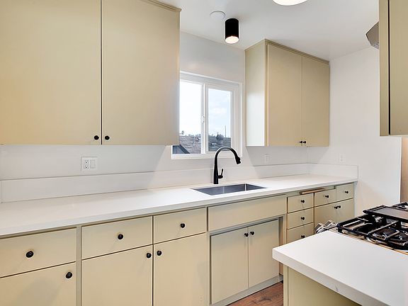 4th image of 2239 Harwood St APT 3