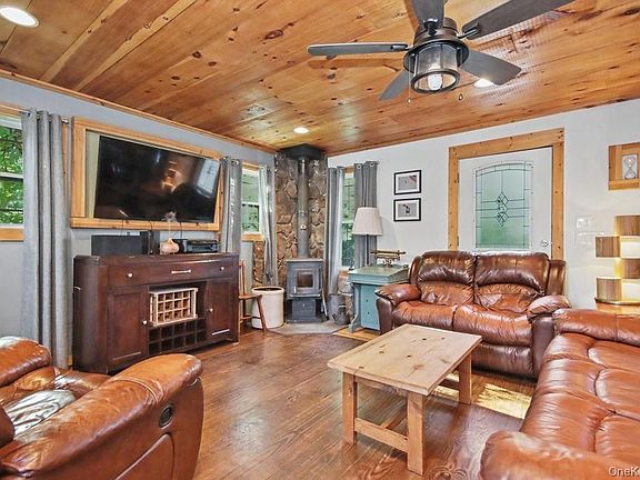 3rd image of 105 Cold Spring Road
