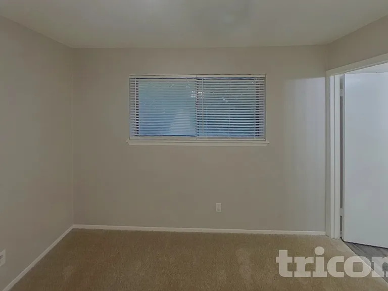 810 E Heath St — Photo 5