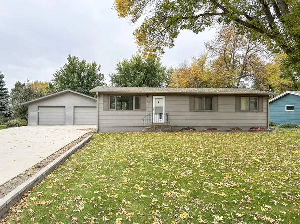 407 3rd St SE, De Smet, SD 57231