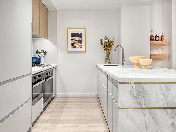 4th image of 208 Delancey St #5A
