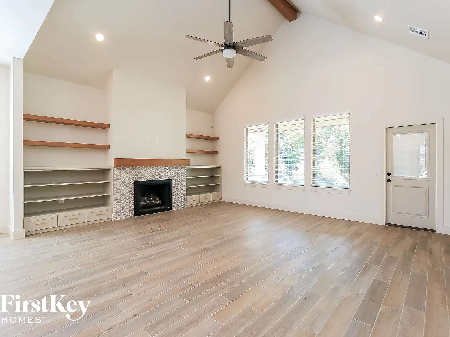 4 bed, 2.0 bath, 2105 sqft, $2,940 — Photo 3