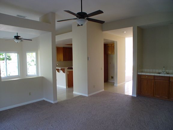 Bright and sunny Kitchen eating area