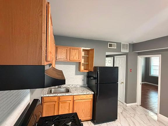 2nd image of 357 Pearl St #5
