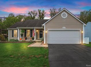 821 Dewars St, Howell, MI 48843