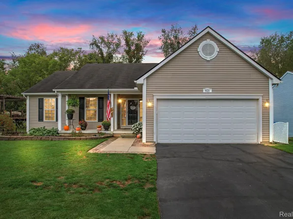 821 Dewars St, Howell, MI 48843