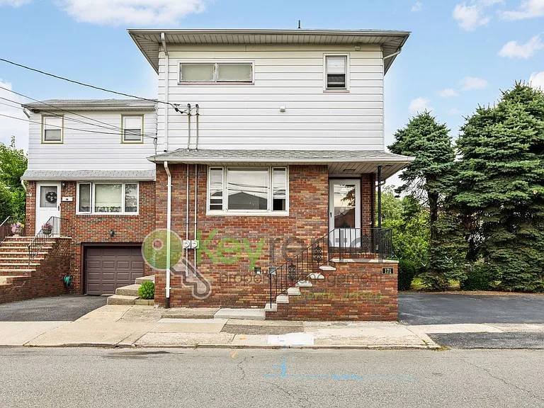 171 Burns Ave — Photo 2
