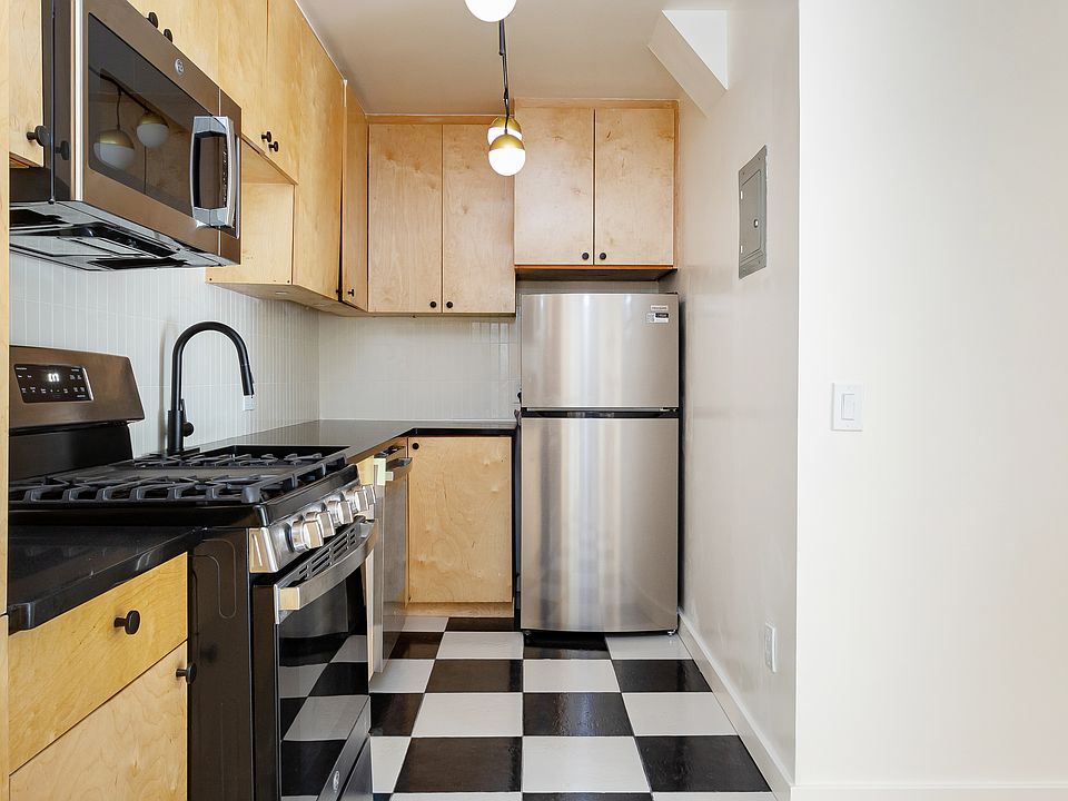 1st image of 25 Meserole St APT 1R