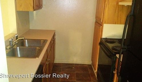 2nd image of 2010 W Algonquin Trl APT 1