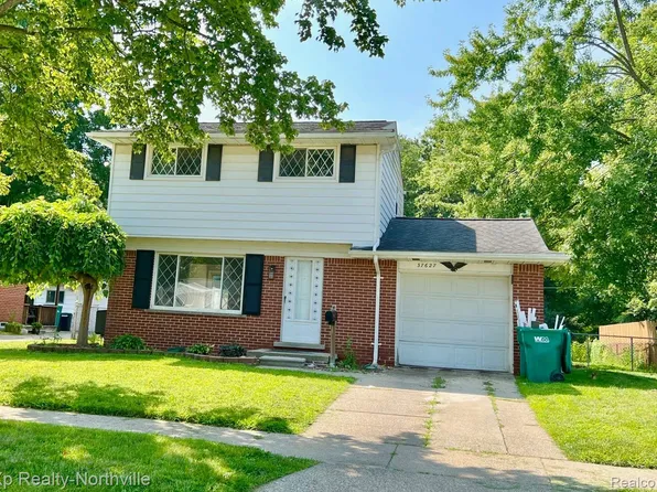 37627 Walnut St, Romulus, MI 48174