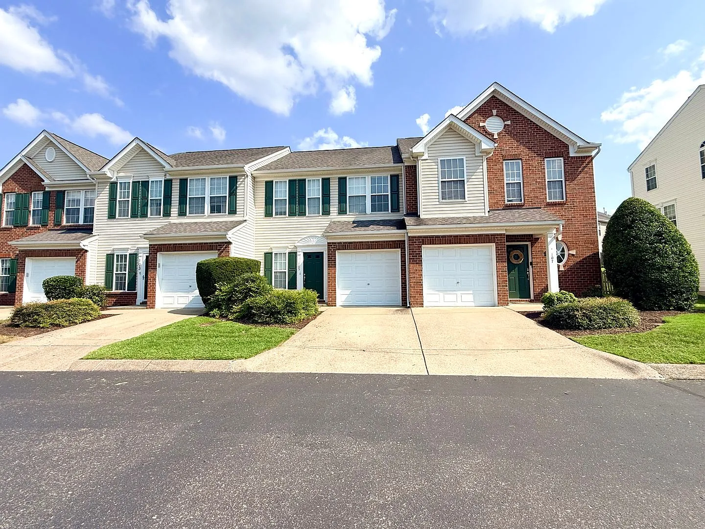 West Nashville 3/2.5 Townhouse - Clubhouse - Pool - Garage - Pets Okay - Patio — Photo 1