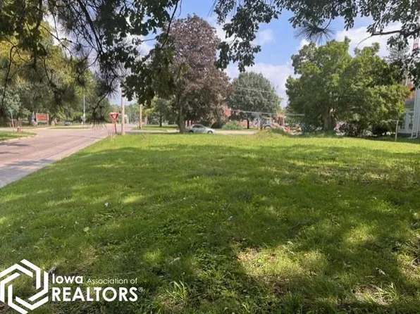 304 N Main St, Fairfield, IA 52556