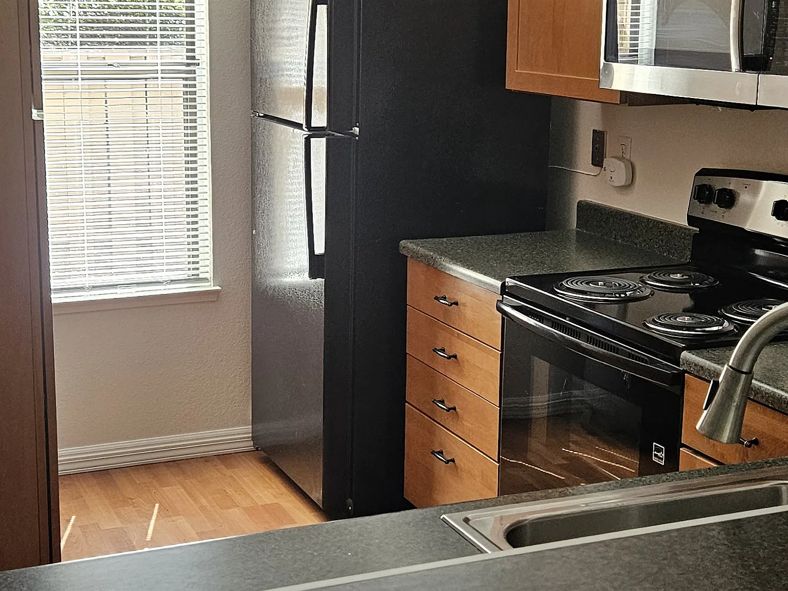2 bed, 1.5 bath, 905 sqft, $2,300 — Photo 4