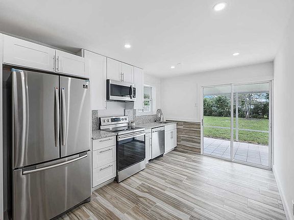 2nd image of 445 SE Abeto Ln