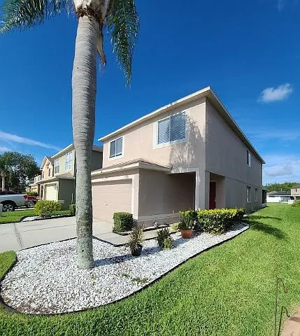 4 Bed/ 2.5 Bath Pond View Home In Tampa — Photo 4