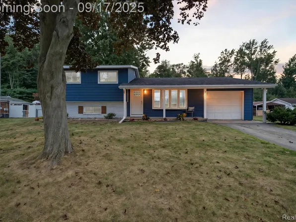6185 Wildrose Ln, Fort Gratiot, MI 48059