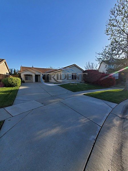 1st image of 1221 Plumas Links St