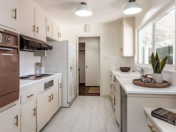 4th image of 15700 Gardenia Way