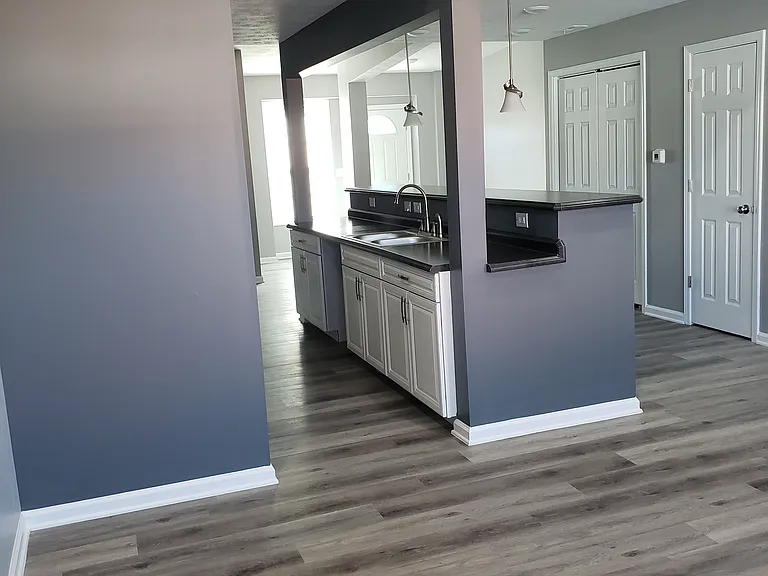 436 E Beecher St — Photo 2