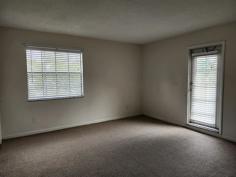 665 SW 4th Ave — Photo 11